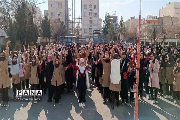 حال  و هوای انقلابی در مدرسه پنجم مهر به‌مناسبت دهه فجر