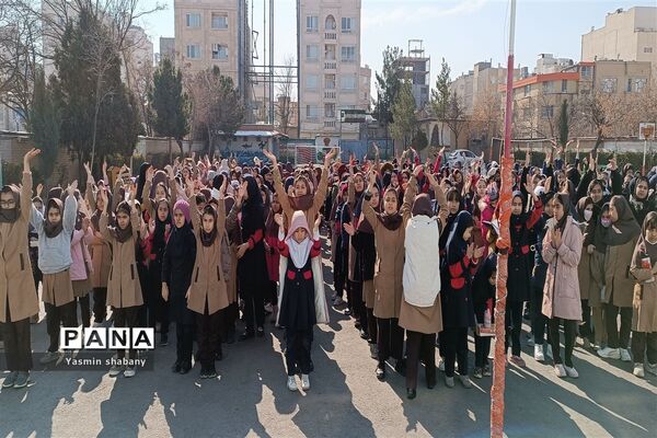 حال  و هوای انقلابی در مدرسه پنجم مهر به‌مناسبت دهه فجر