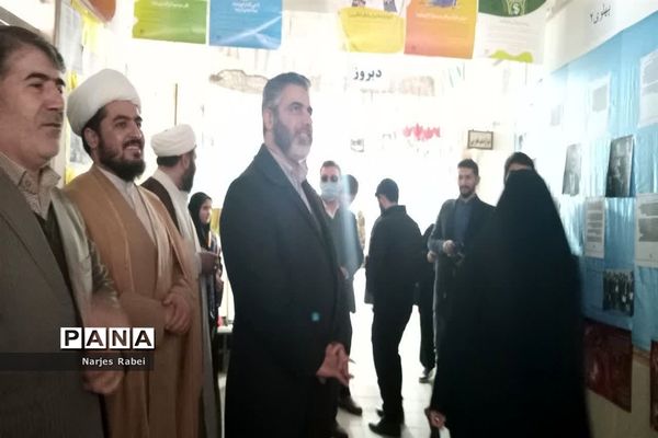 حضور دبیرکل اتحادیه انجمن های اسلامی دانش آموزان کشور در نمایشگاه مدرسه انقلاب