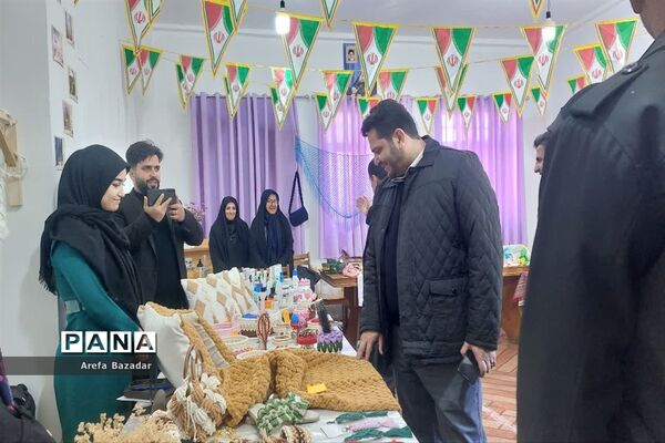 بازدید فرماندار نور از بازارچه کسب و کار کوچک بلده