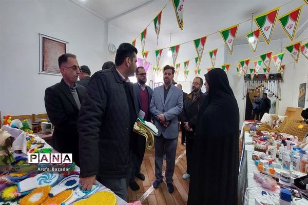 بازدید فرماندار نور از بازارچه کسب و کار کوچک بلده