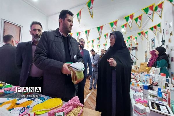 بازدید فرماندار نور از بازارچه کسب و کار کوچک بلده