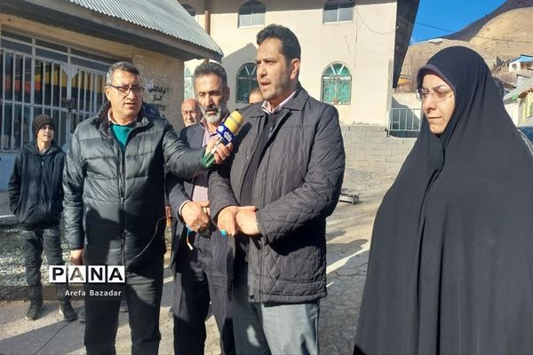 بازدید فرماندار نور از بازارچه کسب و کار کوچک بلده