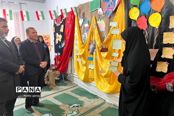 افتتاحیه نمایشگاه مدرسه انقلاب