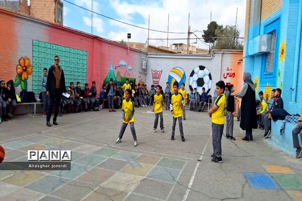 بازی‌ گروهی به‌مناسبت دهه فجر در آموزشگاه شیخ جنید پیشوا