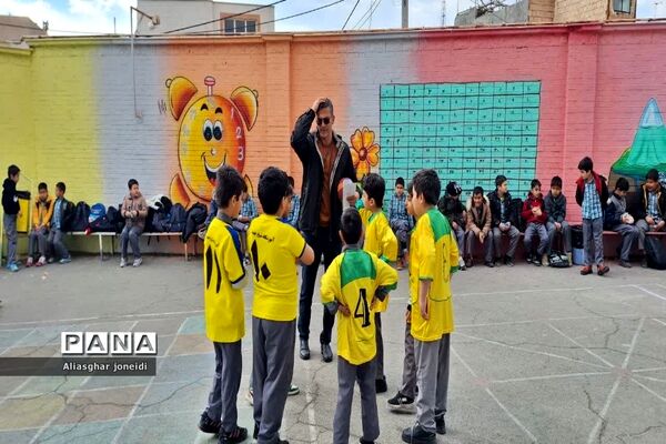 بازی‌ گروهی به‌مناسبت دهه فجر در آموزشگاه شیخ جنید پیشوا