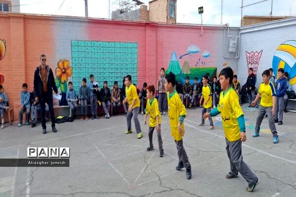 بازی‌ گروهی به‌مناسبت دهه فجر در آموزشگاه شیخ جنید پیشوا