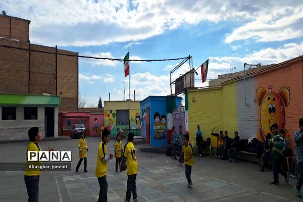 بازی‌ گروهی به‌مناسبت دهه فجر در آموزشگاه شیخ جنید پیشوا