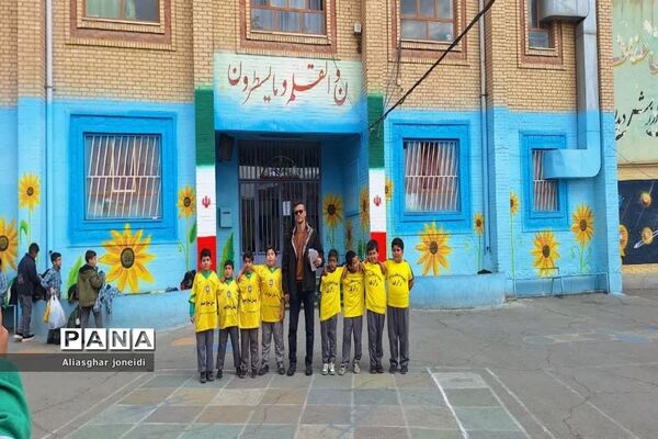 بازی‌ گروهی به‌مناسبت دهه فجر در آموزشگاه شیخ جنید پیشوا