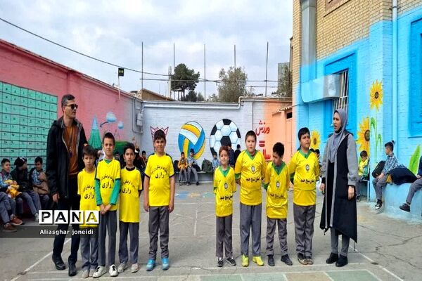 بازی‌ گروهی به‌مناسبت دهه فجر در آموزشگاه شیخ جنید پیشوا