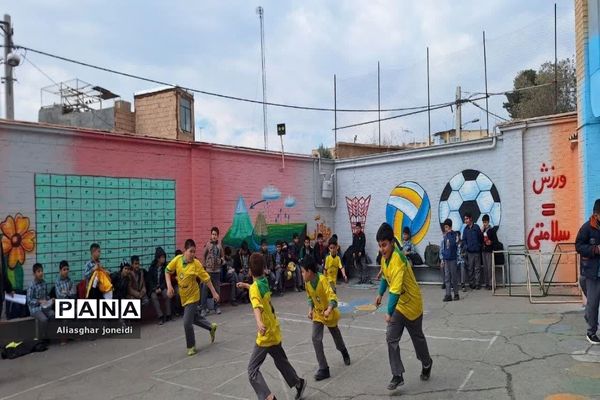 بازی‌ گروهی به‌مناسبت دهه فجر در آموزشگاه شیخ جنید پیشوا