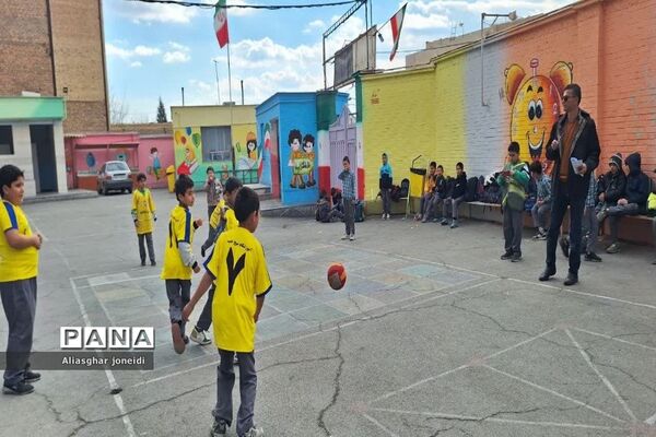 بازی‌ گروهی به‌مناسبت دهه فجر در آموزشگاه شیخ جنید پیشوا