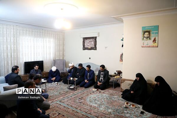 دیدار معاون پرورشی و فرهنگی وزارت آموزش و پرورش با خانواده شهید حادثه تروریستی حجت الاسلام مهدی تقوی