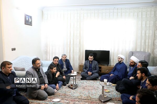دیدار معاون پرورشی و فرهنگی وزارت آموزش و پرورش با خانواده شهید حادثه تروریستی حجت الاسلام مهدی تقوی