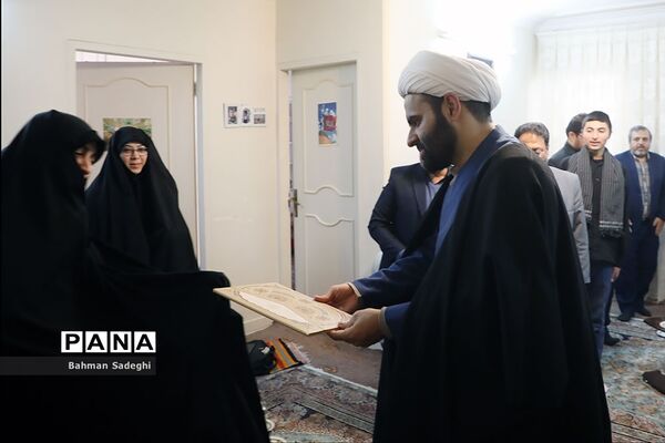 دیدار معاون پرورشی و فرهنگی وزارت آموزش و پرورش با خانواده شهید حادثه تروریستی حجت الاسلام مهدی تقوی