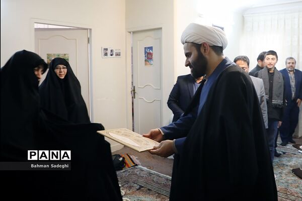 دیدار معاون پرورشی و فرهنگی وزارت آموزش و پرورش با خانواده شهید حادثه تروریستی حجت الاسلام مهدی تقوی