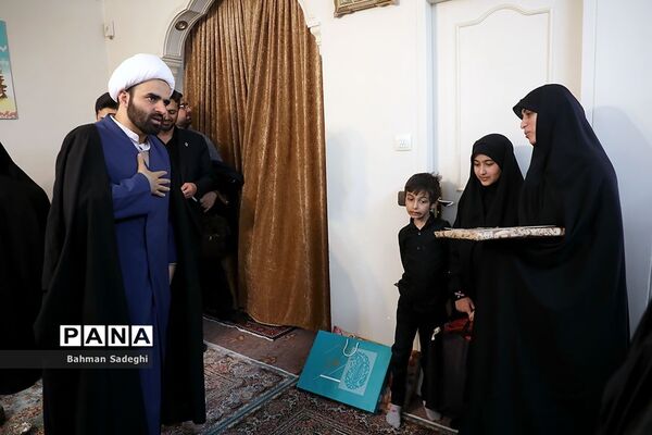 دیدار معاون پرورشی و فرهنگی وزارت آموزش و پرورش با خانواده شهید حادثه تروریستی حجت الاسلام مهدی تقوی