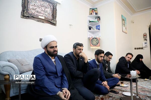 دیدار معاون پرورشی و فرهنگی وزارت آموزش و پرورش با خانواده شهید حادثه تروریستی حجت الاسلام مهدی تقوی