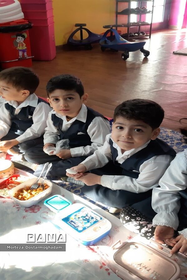 مراسم صبحانه انقلاب در مهد کودک گل‌های هستی شهرستان شیروان