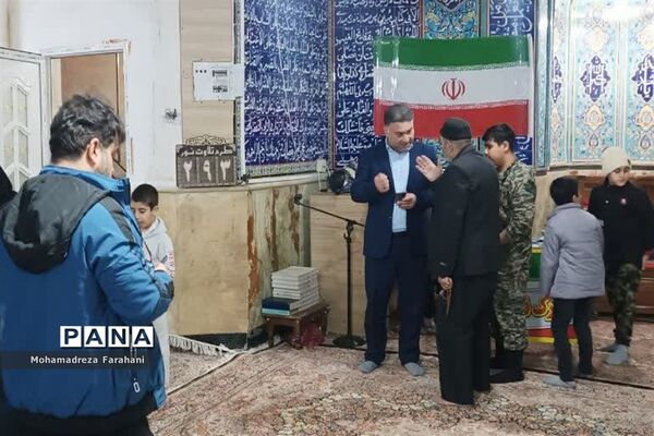برگزاری میز خدمت در قرچک به‌مناسبت ایام دهه فجر