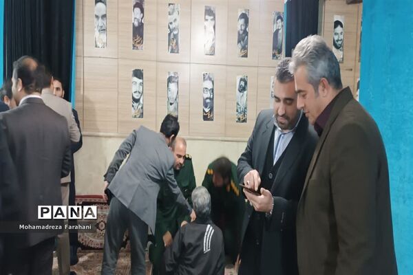 برگزاری میز خدمت در قرچک به‌مناسبت ایام دهه فجر