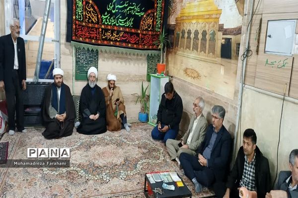 برگزاری میز خدمت در قرچک به‌مناسبت ایام دهه فجر