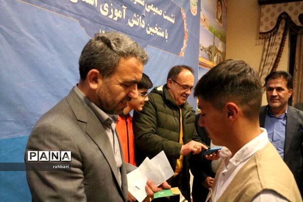 نشست صمیمانه معاون وزیر آموزش و پرورش با دانش آموزخبرنگاران پانا و نمایندگان مجلس دانش‌آموزی استان اردبیل