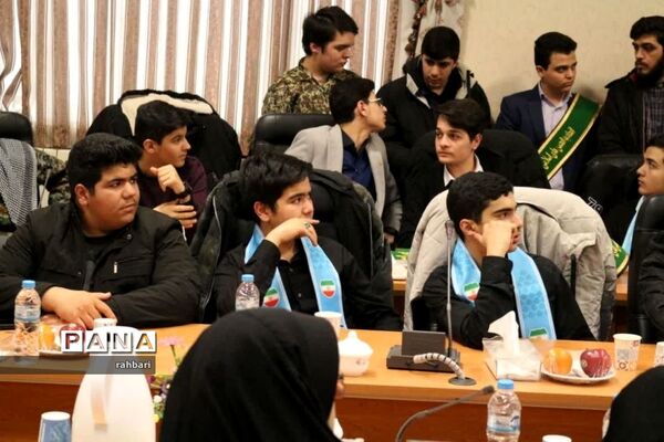 نشست صمیمانه معاون وزیر آموزش و پرورش با دانش آموزخبرنگاران پانا و نمایندگان مجلس دانش‌آموزی استان اردبیل