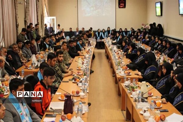 نشست صمیمانه معاون وزیر آموزش و پرورش با دانش آموزخبرنگاران پانا و نمایندگان مجلس دانش‌آموزی استان اردبیل