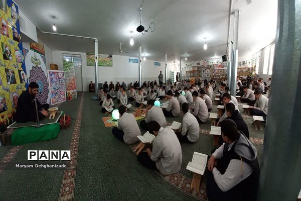 محفل انس با قرآن کریم در دبیرستان پسرانه دوره اول سیدالشهدا به‌مناسبت ایام الله دهه فجر در مهریز