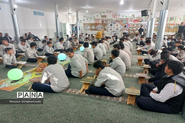 محفل انس با قرآن کریم در دبیرستان پسرانه دوره اول سیدالشهدا به‌مناسبت ایام الله دهه فجر در مهریز