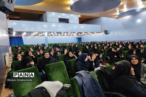 فعالیت‌های دبیرستان دخترانه محمودی شهرستان مهریز در دهه فجر