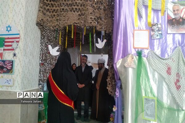 افتتاحیه نمایشگاه مدرسه انقلاب در دبیرستان نمونه دولتی رضوان