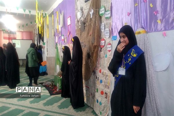 افتتاحیه نمایشگاه مدرسه انقلاب در دبیرستان نمونه دولتی رضوان