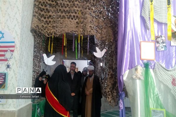 افتتاحیه نمایشگاه مدرسه انقلاب در دبیرستان نمونه دولتی رضوان