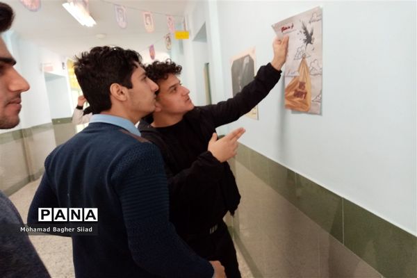 برپایی نمایشگاه انقلاب در دبیرستان نمونه آیت الله خامنه‌ای کاشمر