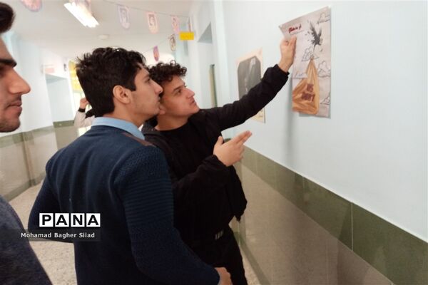 برپایی نمایشگاه انقلاب در دبیرستان نمونه آیت الله خامنه‌ای کاشمر