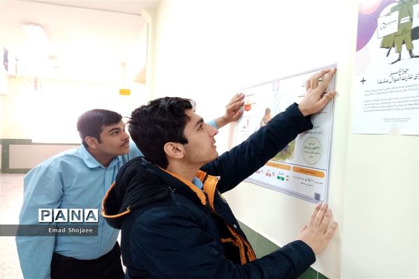 برپایی نمایشگاه انقلاب در دبیرستان نمونه آیت الله خامنه‌ای کاشمر