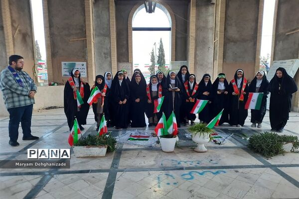 غبارروبی قبور شهدا به مناسبت دهه فجر ، دبستان شهید حسین زارع زاده مهریز