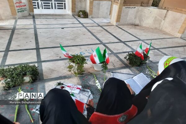 غبارروبی قبور شهدا به مناسبت دهه فجر ، دبستان شهید حسین زارع زاده مهریز