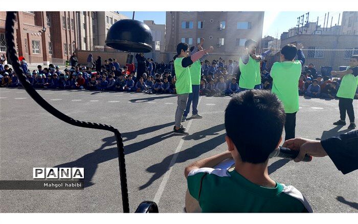 جشن دهه فجر و عید مبعث در دبستان عذرا پورشهریاری یک مشهد/ فیلم