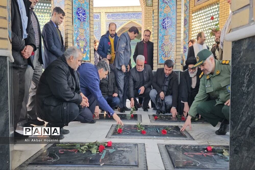 گل باران مزار شهدای گمنام شهرستان ورامین
