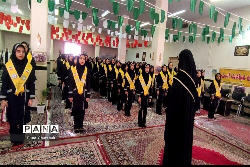 برگزاری مانور یاوران انقلاب در دبیرستان حضرت زینب (س) قرچک‌