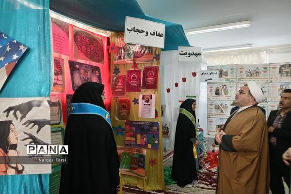 برپایی نمایشگاه «مدرسه انقلاب» در دبیرستان حضرت خدیجه(س) جعفرآباد قم