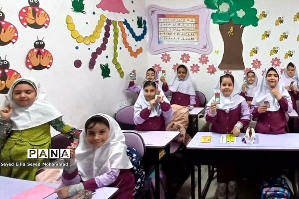 بزرگداشت ایام‌الله دهه فجر در مدارس ناحیه یک شهرری