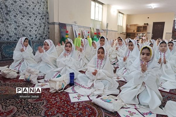 جشن عبادت و بندگی دانش‌آموزان دختر دبستان عصمت نصیرشهر