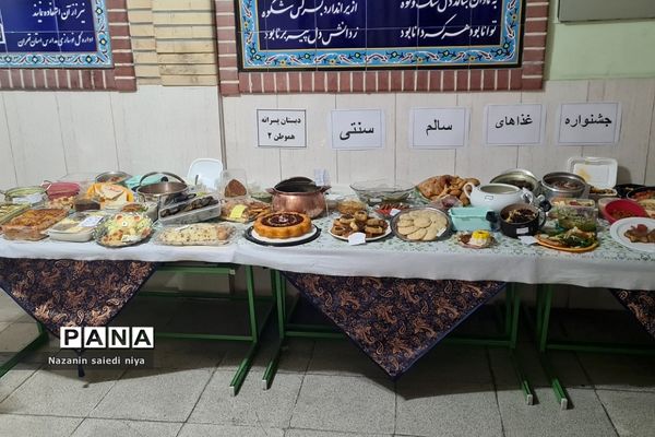 جشنواره غذای سالم در ایام دهه فجر در دبستان هموطن۲ رودهن