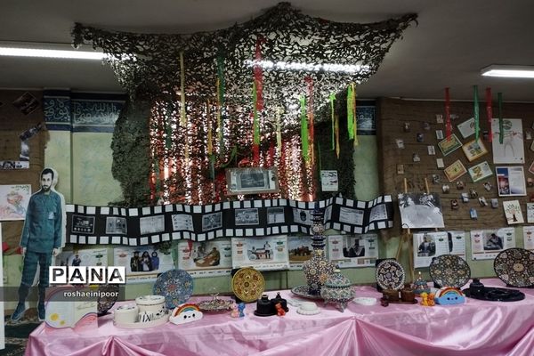 افتتاحیه نمایشگاه مدرسه انقلاب در دبیرستان هفده شهریور شهرستان فیروزکوه