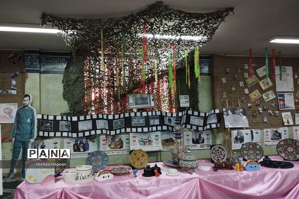 افتتاحیه نمایشگاه مدرسه انقلاب در دبیرستان هفده شهریور شهرستان فیروزکوه