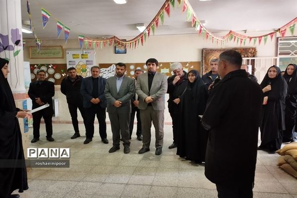 افتتاحیه نمایشگاه مدرسه انقلاب در دبیرستان هفده شهریور شهرستان فیروزکوه